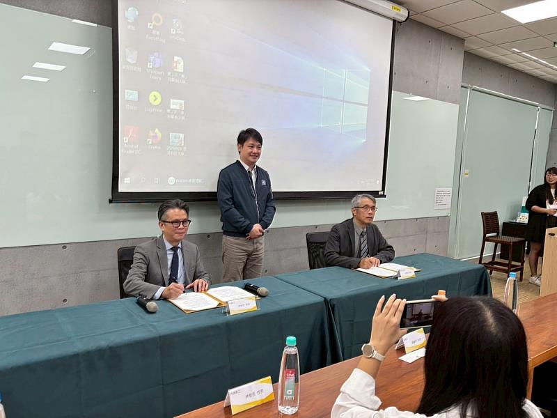 陳秉熙科長見證下，張軒庭院長與林俊岳校長正式簽署合作備忘錄。