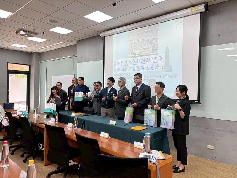 簽約後合照。