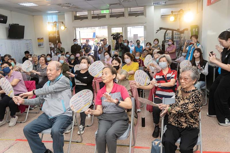 長輩們在老師的帶領下跳暖身操，維持身體健康。