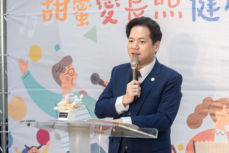 代理市長邱臣遠強調市府將持續落實健康安心政策,讓長輩在地安老。
