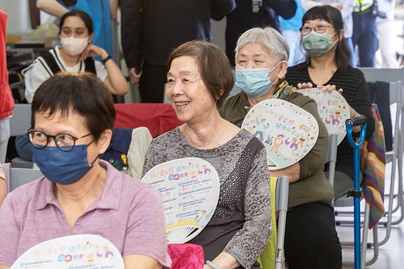 長輩們在據點既能認識朋友,又能參與活動,心情相當愉悅。