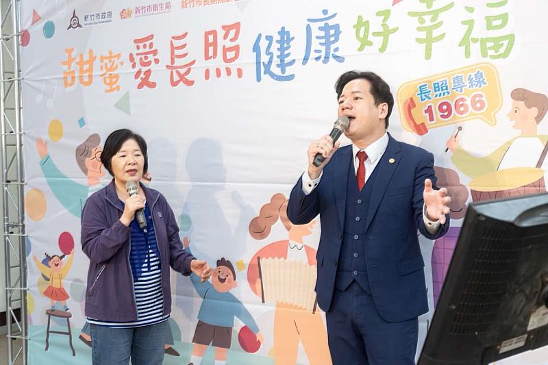 代理市長邱臣遠與長輩唱歌同樂。