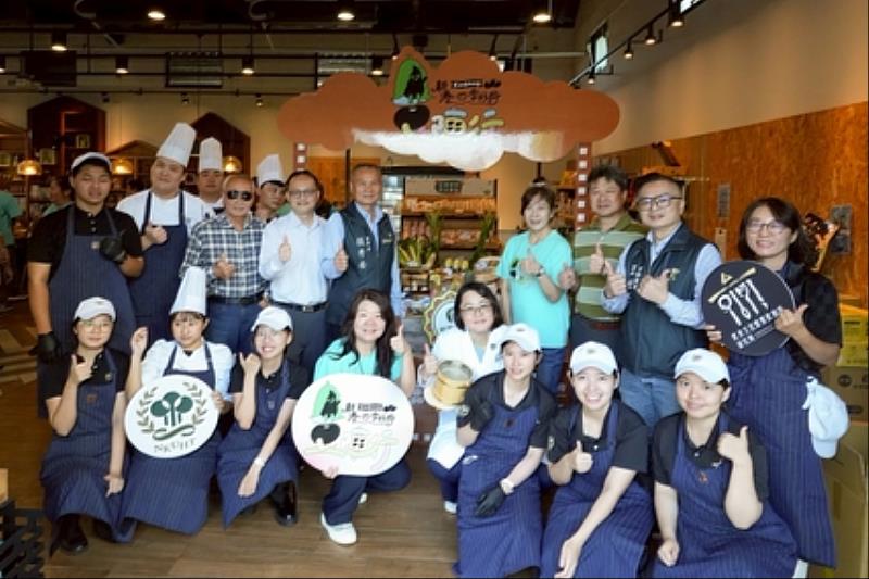 農業部簡任技正王東良、新港鄉農會林雅欣總幹事團隊與高餐大食創所曾裕琇所長療癒食農食物設計團隊。