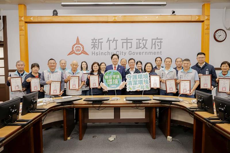 環境清潔競賽18個績優里大合影。