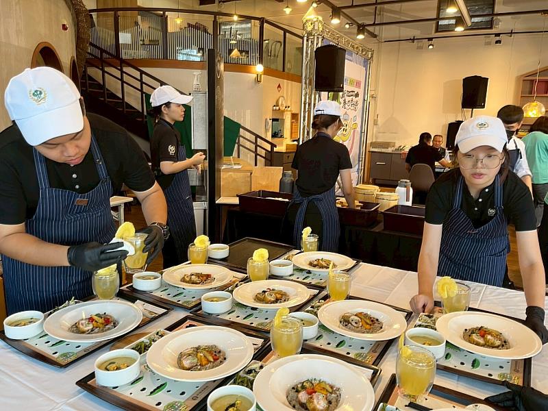 高餐大師生端出美味義式松露黑豆燉飯佐空心菜末時雞肉捲。