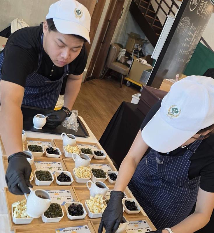 黑豆豆花配空心菜珍珠，淋上手工熬製的玉米鬚糖漿，風味獨特。