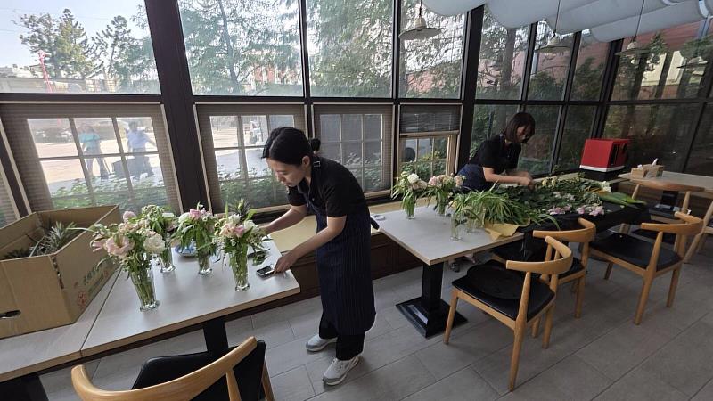 高餐大五專餐飲廚藝科林淑瑛老師之空心菜生活花藝桌飾。