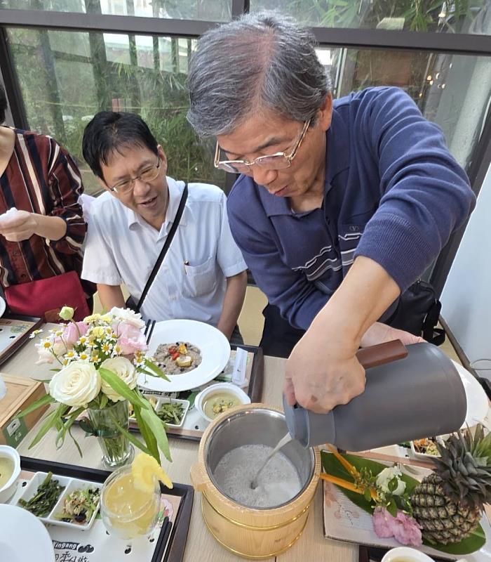 消費者現冲豆花，風味絕佳讚不絕口。