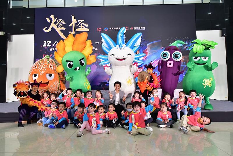 客委會古秀妃主委與現場小朋友開心合影。