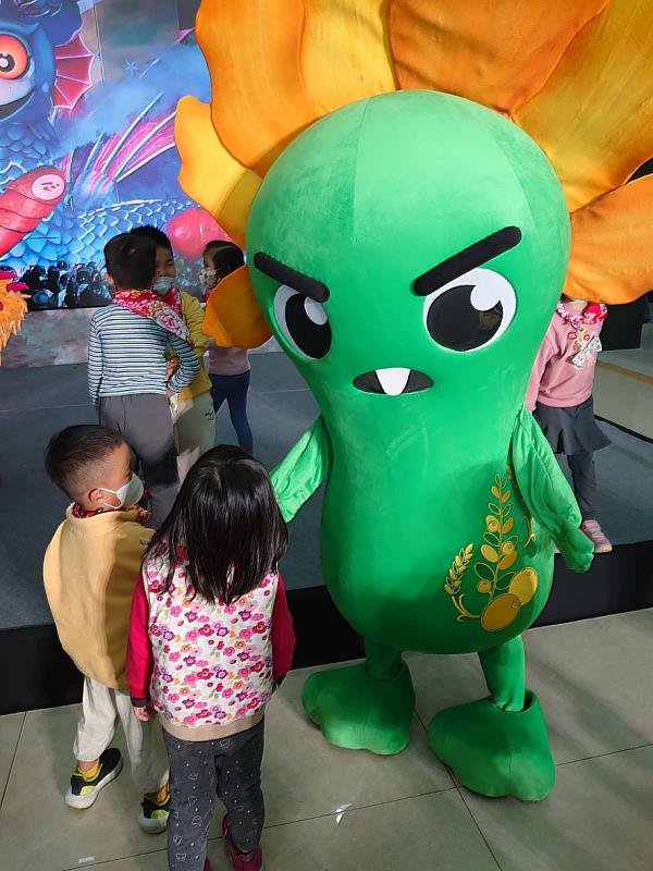 瓜族身上都融入了創新的客家圖騰刺繡，成為既可愛療癒又具文化特色的代表。