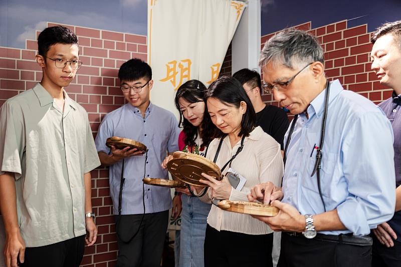 多媒體互動再現熱蘭遮市鎮風華，文策院張文櫻副院長及臺南文化局林韋旭副局長實際體驗遊戲。