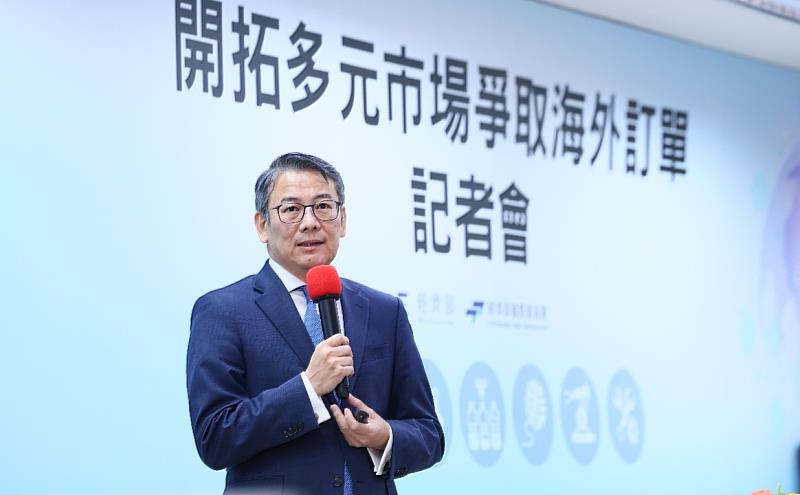 貿易署劉署長說明開拓多元市場爭取海外訂單方案規劃措施。