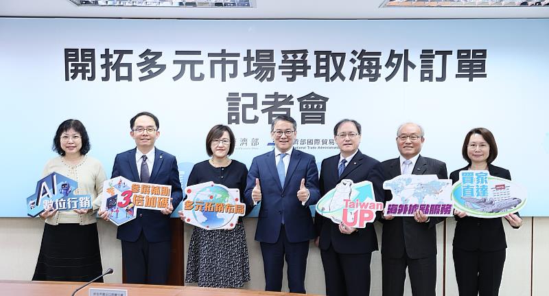 貿易署劉署長與輔導團隊外貿協會王熙蒙秘書長（右3）與進出口公會黃文榮秘書長（右2）。