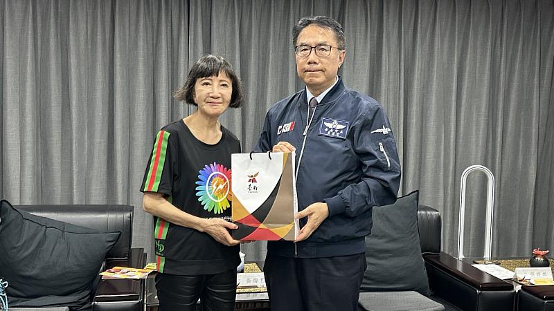 黃偉哲市長贈禮予日台商務促進會今角友美會長。