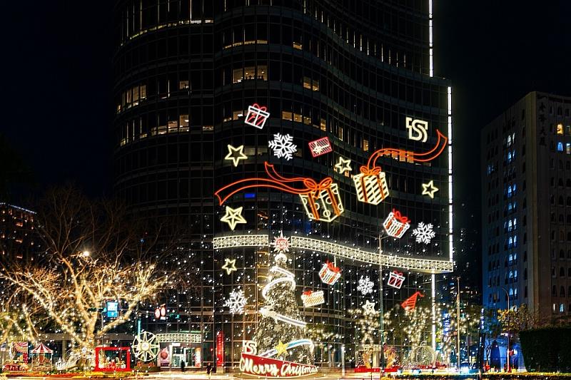 台新新光金控5日聖誕點燈，營造仁愛圓環溫馨浪漫雪景。