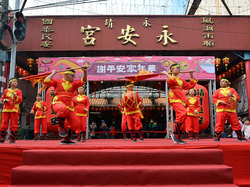 永靖謝平安家年華即將登場，每年都有精彩表演在永安宮前炒熱活動氣氛，邀請大家一起到永靖呷平安、拜平安。（頂新和德文教基金會）