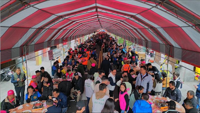 「千人封街搓湯圓」為永靖謝平安最經典活動，「平安宴」代表「呷平安」，今年目標席開338桌。（頂新和德文教基金會）