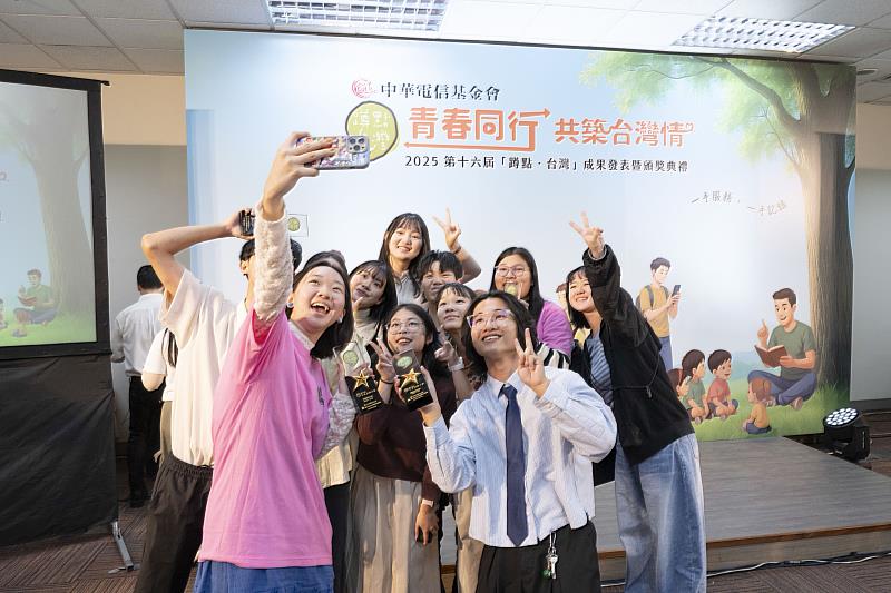 第16屆蹲點台灣共有來自全台24所大專院校、60位學生參與，同學們於會後開心合影。