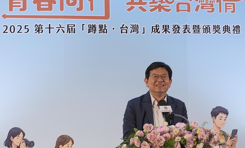 中華電信基金會董事長林榮賜蒞臨，為第16屆蹲點台灣頒獎典禮開場。