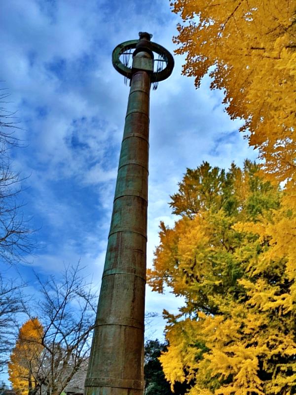 相輪橖據傳是中興慶弁阿闍梨為紀念弘安之役的戰勝而建。高約31尺,木心覆以青銅製的筒,頭部呈錫杖狀,其中安置有經典,除了西蓮寺之外,比叡山延曆寺、日光山輪王寺也有。