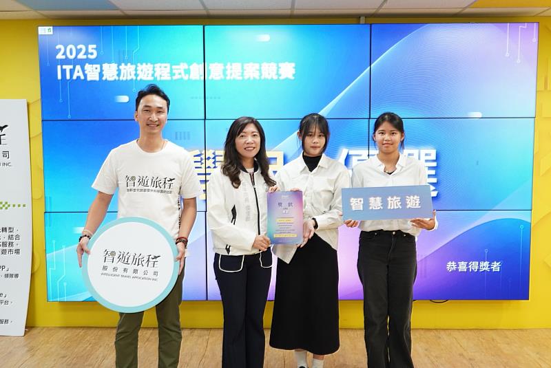 東華大學觀遊系「歲月導覽所」團隊勇奪「優選」,與桃園市政府青年事務局長侯佳齡(左2)合影。