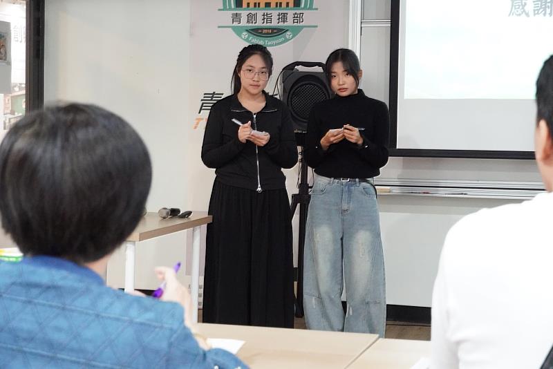 東華觀遊系「攻心計」團隊簡報後仔細記錄評審提問與建議,持續精進智慧旅遊服務構想。