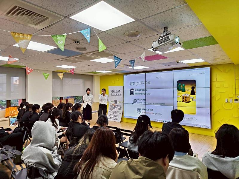 東華觀遊系「歲月導覽所」團隊於決賽現場進行提案簡報。