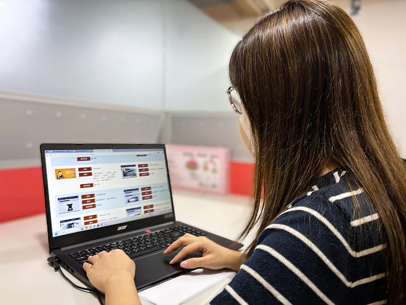 減班休息勞工利用勞動力發展署數位服務平台參加線上課程，依實際訓練時數領取津貼。