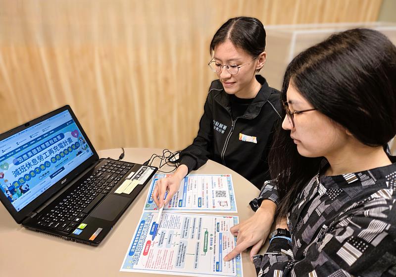 北分署人員積極協助企業與勞工申請「減班休息勞工再充電計畫」，輔導參加多元且符合市場需求的在職訓練，幫助企業穩人力、勞工增職能。