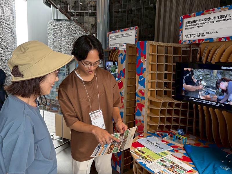 臺科大行動工程師培育計畫學生(右)向參展民眾介紹多項跨國USR成果。
