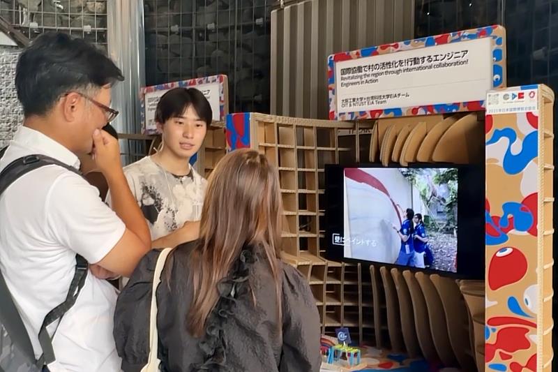 展區播放多國場域的行動紀錄影片，讓民眾看見學生如何在陌生的文化環境中以工程技術、設計思考與團隊合作解決在地問題，凸顯行動工程師培育計畫「以知識轉化行動、以行動創造改變」的精神。