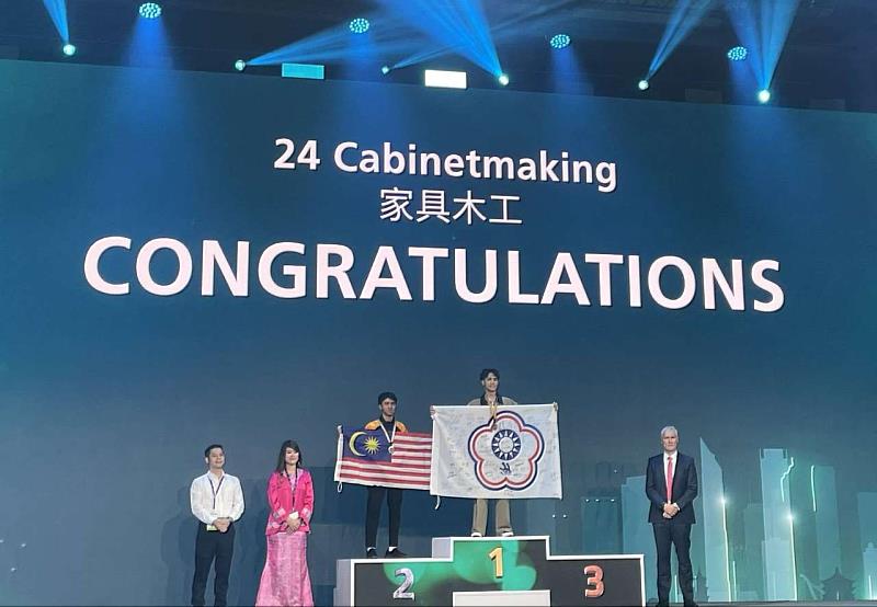 陳祈聖歷經5年選手備戰，為台灣拿下2025亞洲技能競賽家具木工職類金牌。（圖為上台領獎畫面）