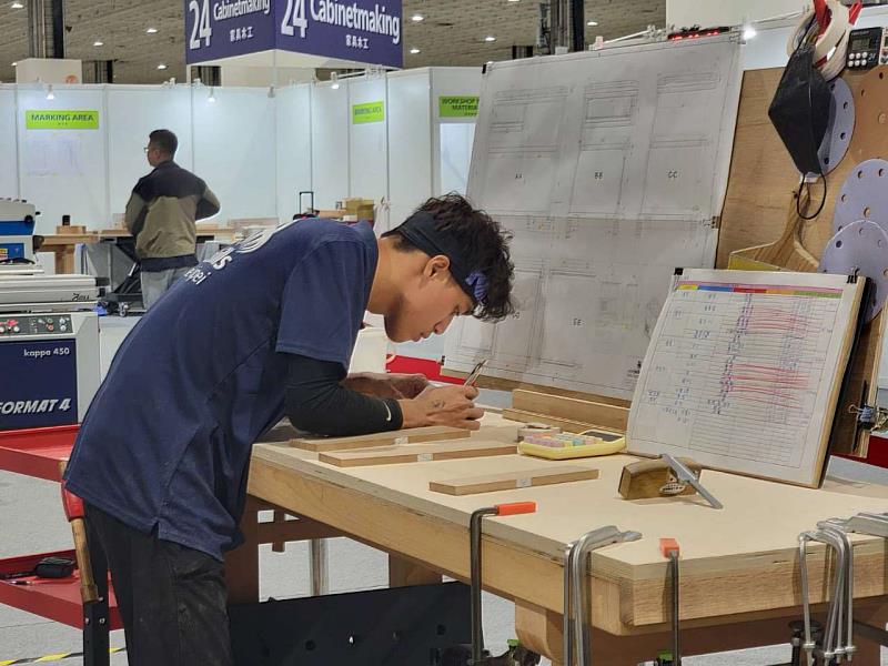 陳祈聖以0.5mm精準度拿下家具木工金牌。（圖為祈聖聚精會神投入16小時賽程）