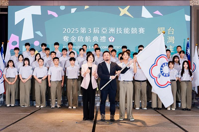 勞動部部長洪申翰（前排中）及勞動部勞動力發展署署長黃齡玉（前排左）傳遞會旗予國手代表陳祈聖（前排右）。