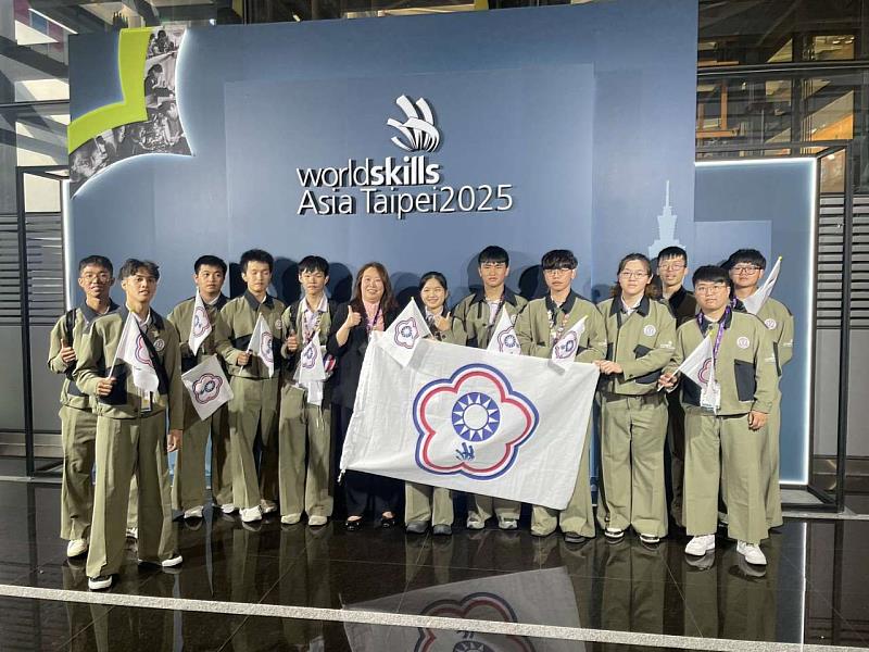 中彰投分署劉秀貞分署長與國手合影。