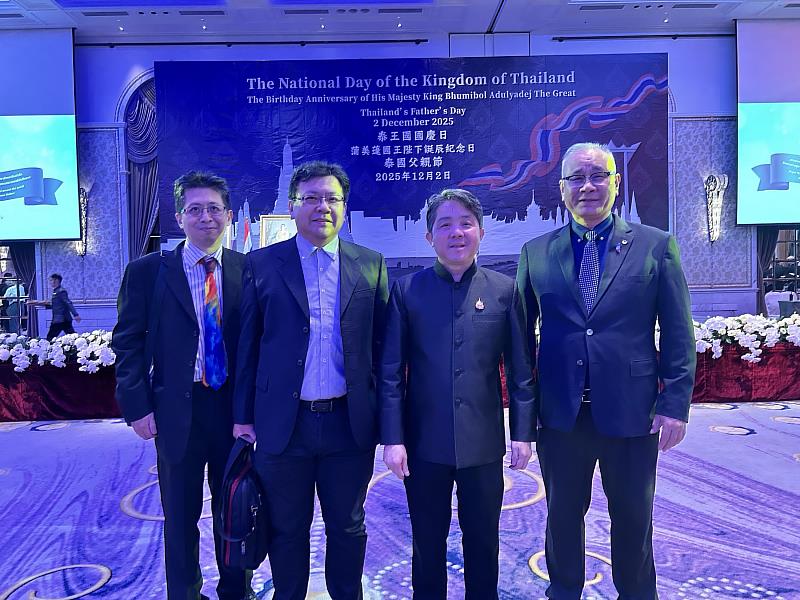 泰國駐台代表文那隆（右2）與郭鐘達校長（左2）副校長陳文甲（右1）、國際長陳泰源合影。