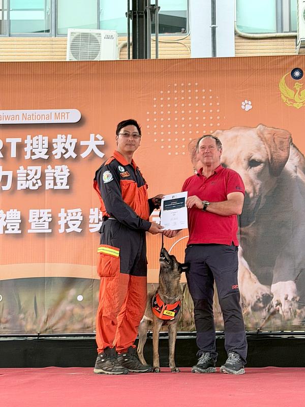 Alois Balog,IRO主席頒發通過證書。