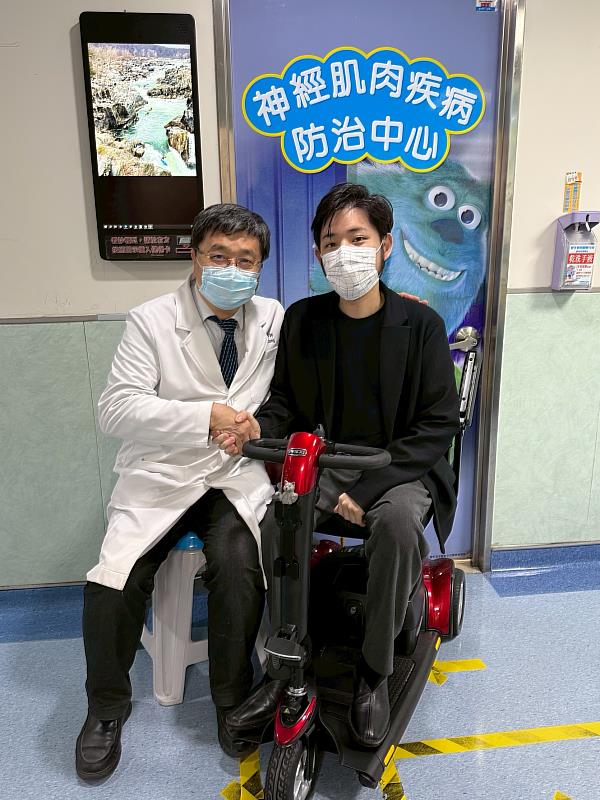 此次展出中最大尺幅的作品由29歲病友白丞斌（右）創作，因手部肌力不足無法使用水彩，他改以彩色鉛筆作畫，一筆一筆堆疊線條，耗時1個月才完成。（左為台灣SMA病友協會創會理事長暨高醫鐘育志教授）