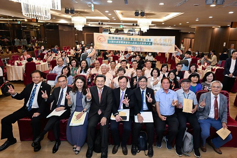 台灣SMA病友協會20年來與高醫跨領域團隊對病友們在身心靈全面向的協助，希望讓更多人看見「身體可能有限，但生命力永遠不會被限制」。今年9月舉辦的20週年感恩饗宴，衛福部石崇良部長（第1排左5）特地南下高雄共襄盛舉，用行動表達對罕病病友的支持。