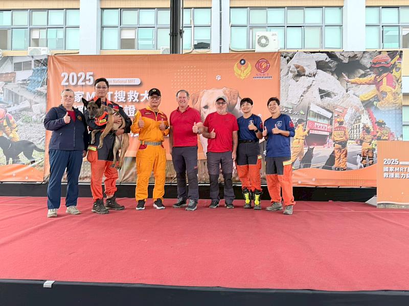 搜救隊長、IRO團隊與搜救犬隊合影。