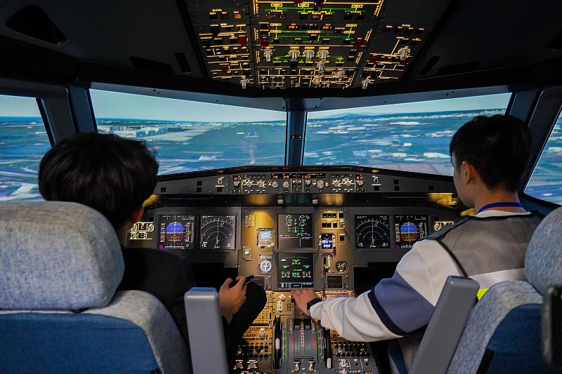 朝陽科大飛航體驗營安排空中巴士A320模擬機等多元體驗課程，十分吸睛。