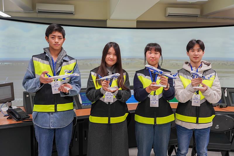 高中職生限定的飛航體驗營，不僅開放免費報名，還能把限量的飛機模型帶回家。