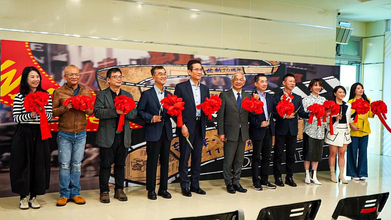 世新新聞系畢展邀請校內外貴賓蒞臨開幕，共同見證新聞系畢業製作的創意與深度，展現學生4年的努力成果。（世新大學提供）