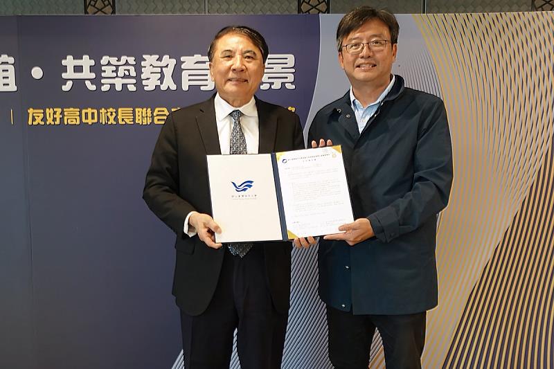 海大許泰文校長（左）與澎湖海事顏嘉禾校長（右）合影。