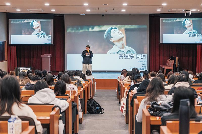演員黃迪揚蒞臨世新大學,深入剖析履歷表在演藝職涯中的關鍵影響。(世新大學提供)