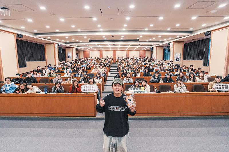 黃迪揚講座大成功，世新大學生涯發展組展現對學生職涯規劃的高度重視。（世新大學提供）