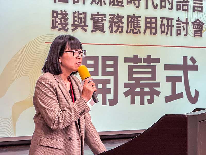 世新大學新聞傳播學院副院長暨口傳系主任李佩霖於研討會開幕致詞，闡述語言在數位時代的重要性。（世新大學提供）