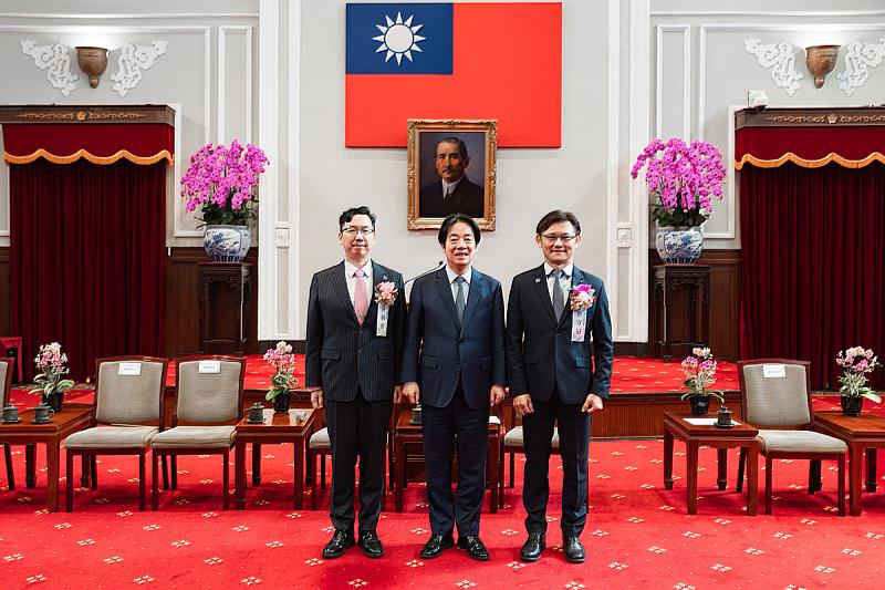 賴清德總統接見「創業楷模」及「創業相扶獎」得主。（左為海大林翰佳特聘教授，右為海大生科傑出系友蔡守冠）