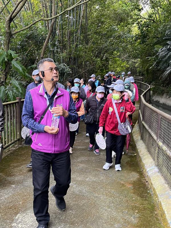 南眉文化促進會理事長親自導覽電火圳步道走讀生態。