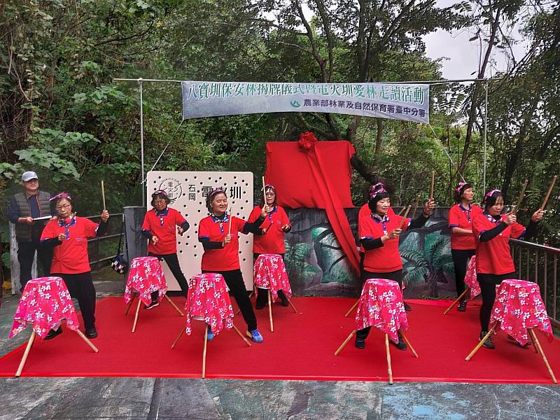 在地「膠」響樂團以回收水桶打擊,環保為活動熱場。